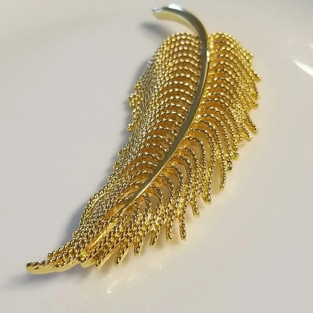 Vintage: 60's Monet Leaf Brooch